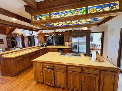 Convenient Spacious 7-bedroom estate in Shawnee neighboring the Park