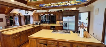 Convenient Spacious 7-bedroom estate in Shawnee neighboring the Park