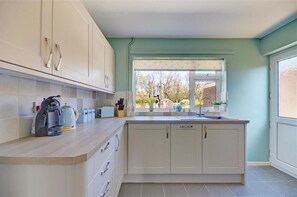 Microwave, oven, dishwasher, cookware/dishes/utensils - 2 Bed in Wells-next-the-Sea (oc-1655) (Wells-next-the-Sea)