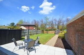 Outdoor dining - 2 Bed in Wells-next-the-Sea (oc-1655) (Wells-next-the-Sea)