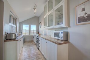 Microwave, oven, dishwasher, high chair - 3 Bed in Fairlight (oc-rh1077) (Hastings)