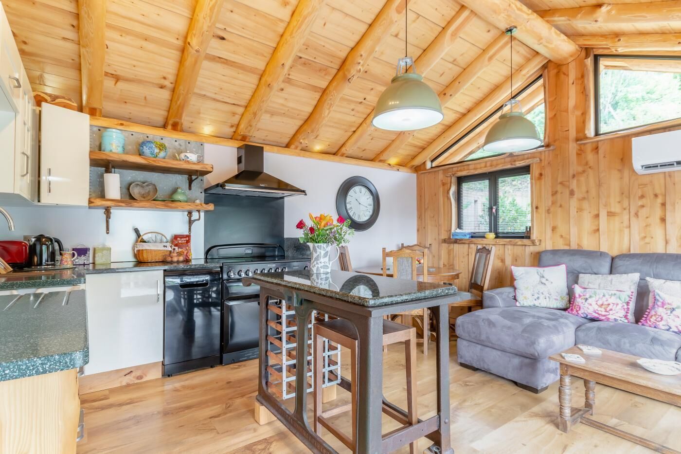 Micro-ondes, four, lave-vaisselle, chaise haute