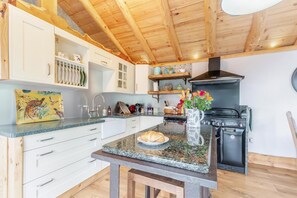 Mikroaaltouuni, uuni, astianpesukone, syöttötuoli