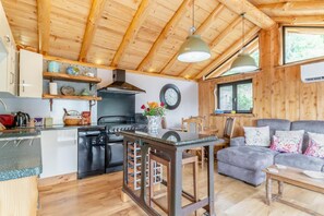 ميكروويف، فرن، غسالة أطباق، كرسي للأطفال