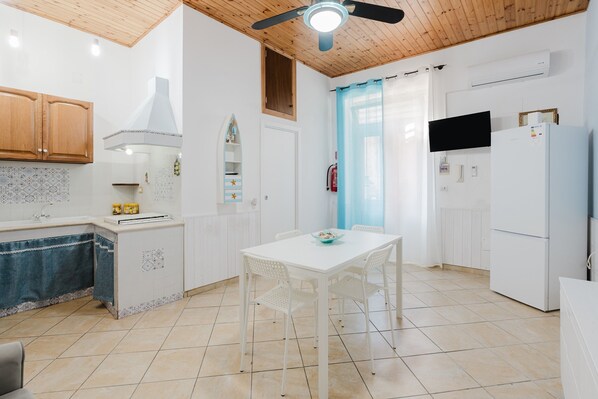 Dining - Perla Marina Ground Floor Apartment with Wi-Fi and Air Conditioning (Trappeto)