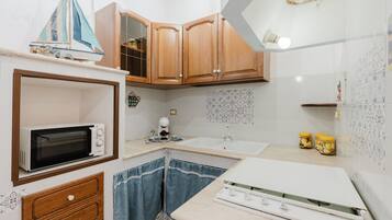 Een koelkast, een magnetron, een kookplaat