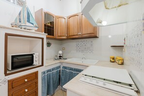 Frigorifero, microonde, piano cottura, macchina per tè/caffè