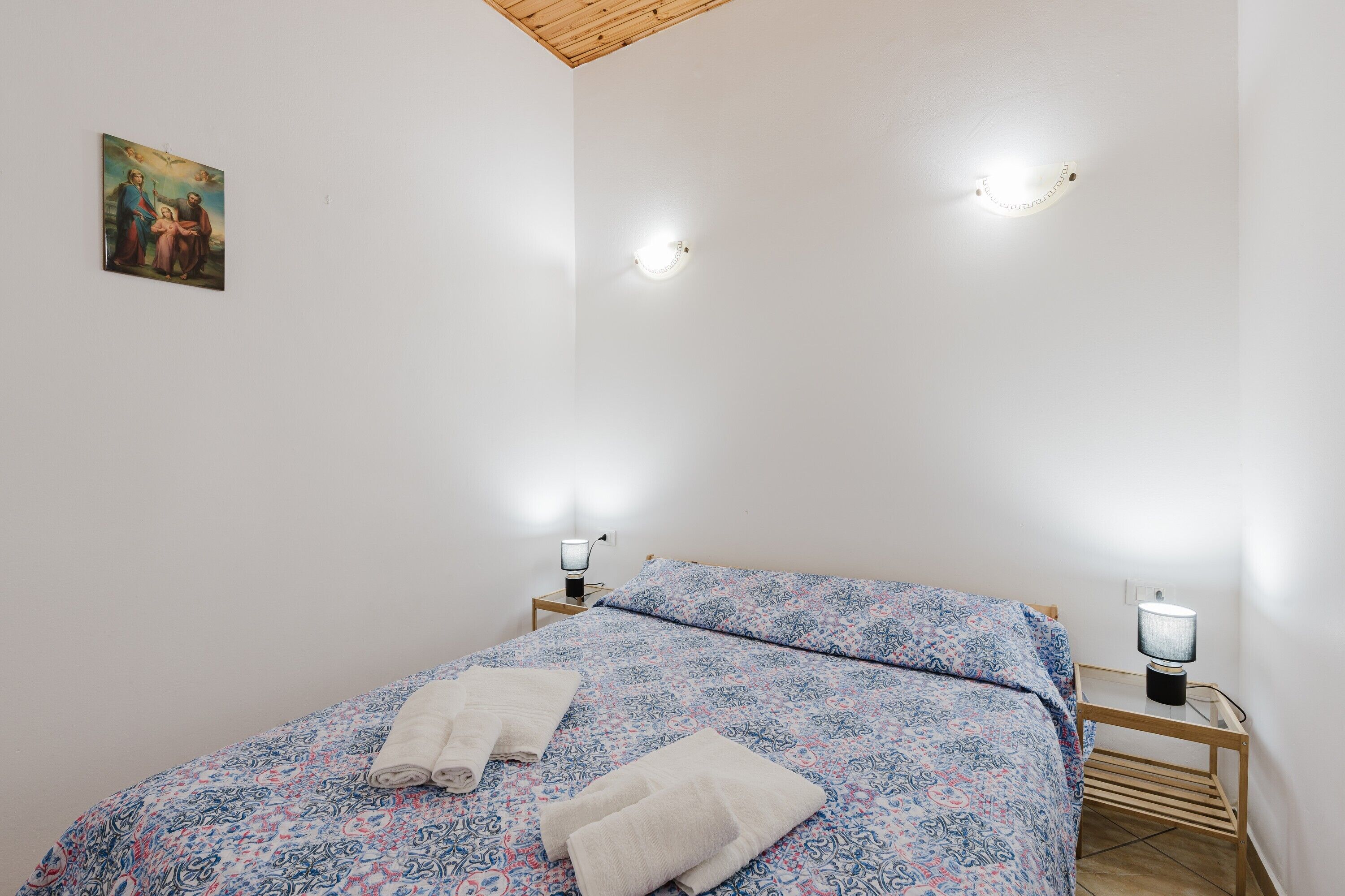 Tabla de planchar con plancha, wifi y ropa de cama 