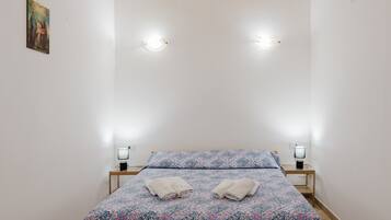 Tabla de planchar con plancha, wifi y ropa de cama