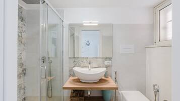 Dusche, Haartrockner, Handtücher