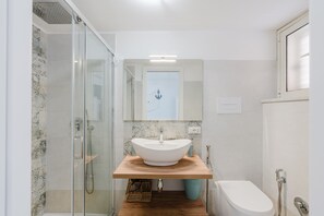 Dusj, hårføner og håndklær