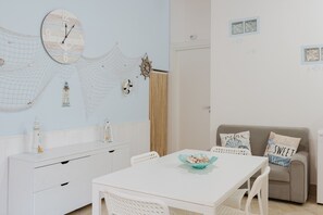 Dining - Perla Marina Ground Floor Apartment with Wi-Fi and Air Conditioning (Trappeto)