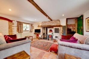 TV, fireplace - 2 Bed in Colkirk (oc-1397) (Colkirk)