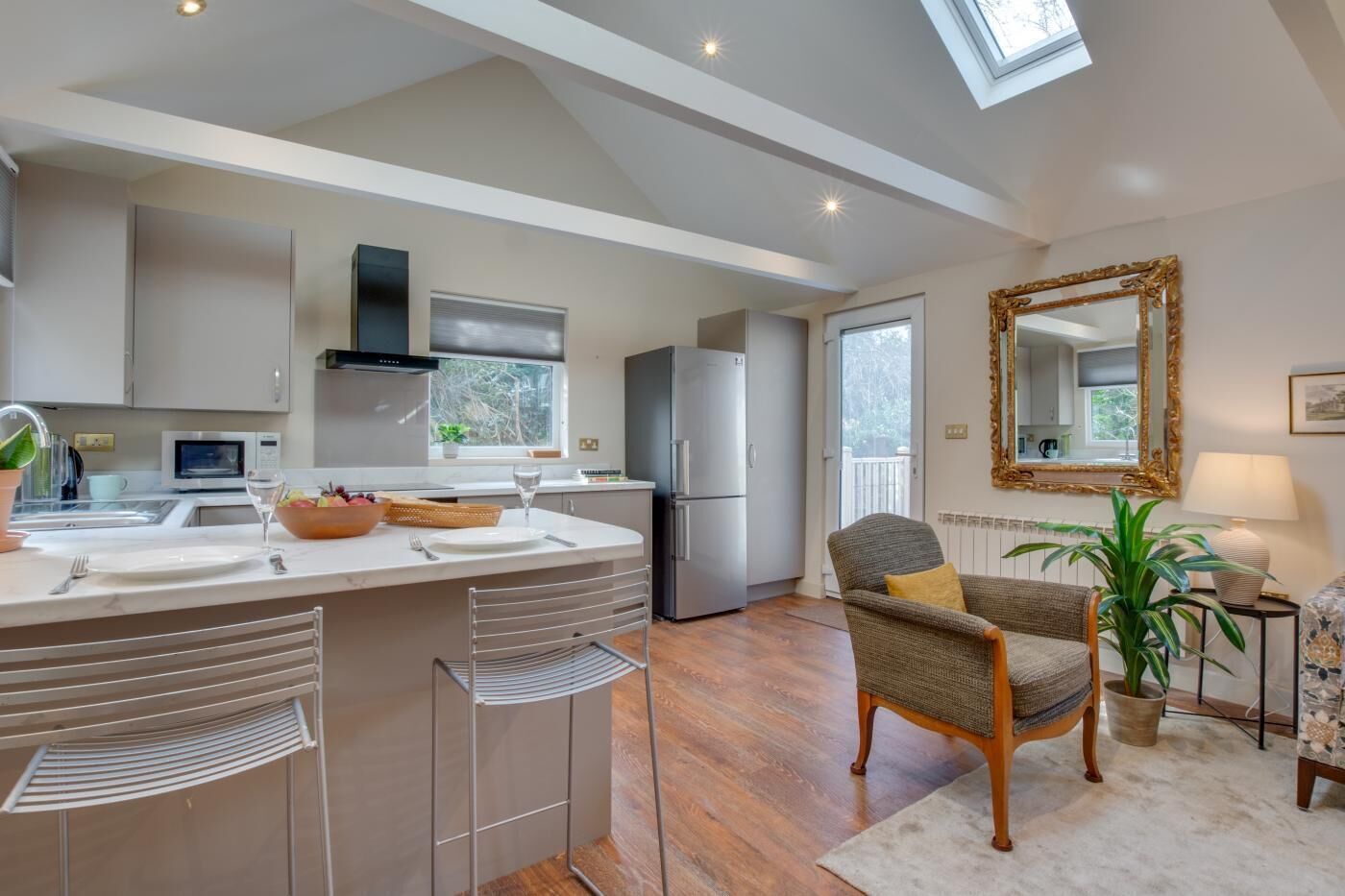 Een microgolfoven, een oven, kookgerei, borden en bestek