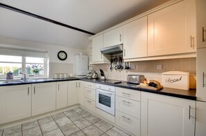 Microwave, oven, dishwasher, cookware/dishes/utensils - 3 Bed in Wells-next-the-Sea (oc-683) (Wells-next-the-Sea)