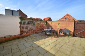 Outdoor dining - 3 Bed in Wells-next-the-Sea (oc-683) (Wells-next-the-Sea)