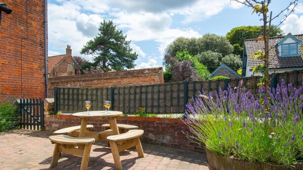 Outdoor dining - 4 Bed in Wells-next-the-Sea (oc-1309) (Wells-next-the-Sea)