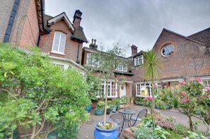 Outdoor dining - 2 Bed in Tunbridge Wells (oc-tw626) (Tunbridge Wells)
