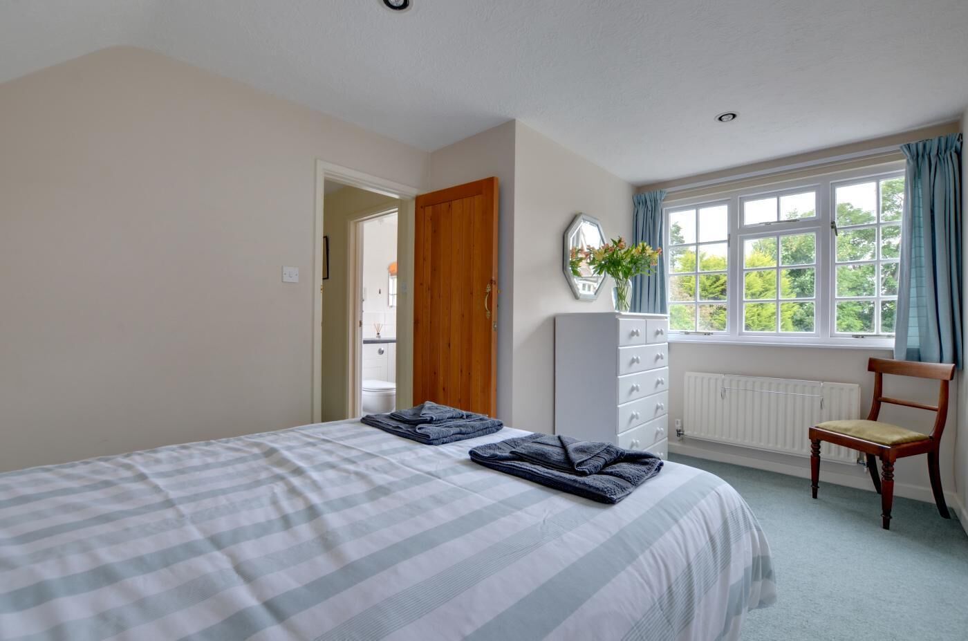 Iron/ironing board, free WiFi, bed sheets