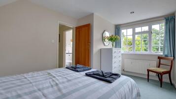 Iron/ironing board, free WiFi, bed sheets