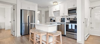 Charming 1BR Escape: 2 minutes to Okemo Mountain