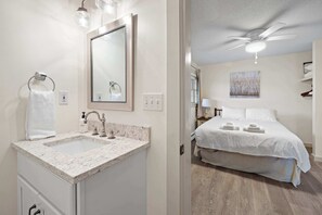 Shower, towels, shampoo - Bright Private Suite: Walk to Town 2 Min to Okemo (Ludlow)