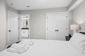 WiFi, bed sheets - Luxury Winterplace Condo Steps from the Lifts (Ludlow)