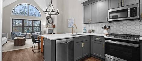 雪櫃、微波爐、焗爐、爐具