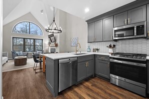 Fridge, microwave, oven, stovetop - Luxury Winterplace Condo Steps from the Lifts (Ludlow)