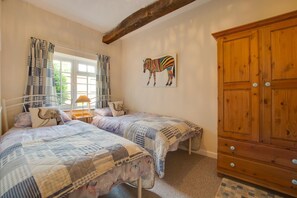 Iron/ironing board, free WiFi, bed sheets - 2 Bed in Wells-next-the-Sea (oc-1128) (Wells-next-the-Sea)