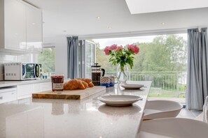 ميكروويف، فرن، غسالة أطباق، كرسي للأطفال