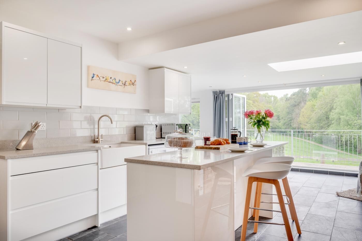 ميكروويف، فرن، غسالة أطباق، كرسي للأطفال