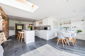 Mikrowelle, Ofen, Geschirrspüler, Hochstuhl