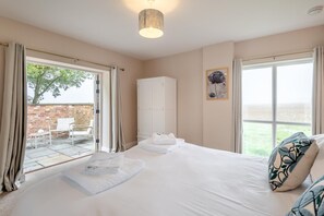 Iron/ironing board, free WiFi, bed sheets - 3 Bed in Thimbleby (oc-b32849) (Thimbleby)