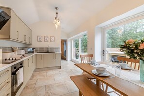 Mikrowelle, Ofen, Geschirrspüler, Hochstuhl