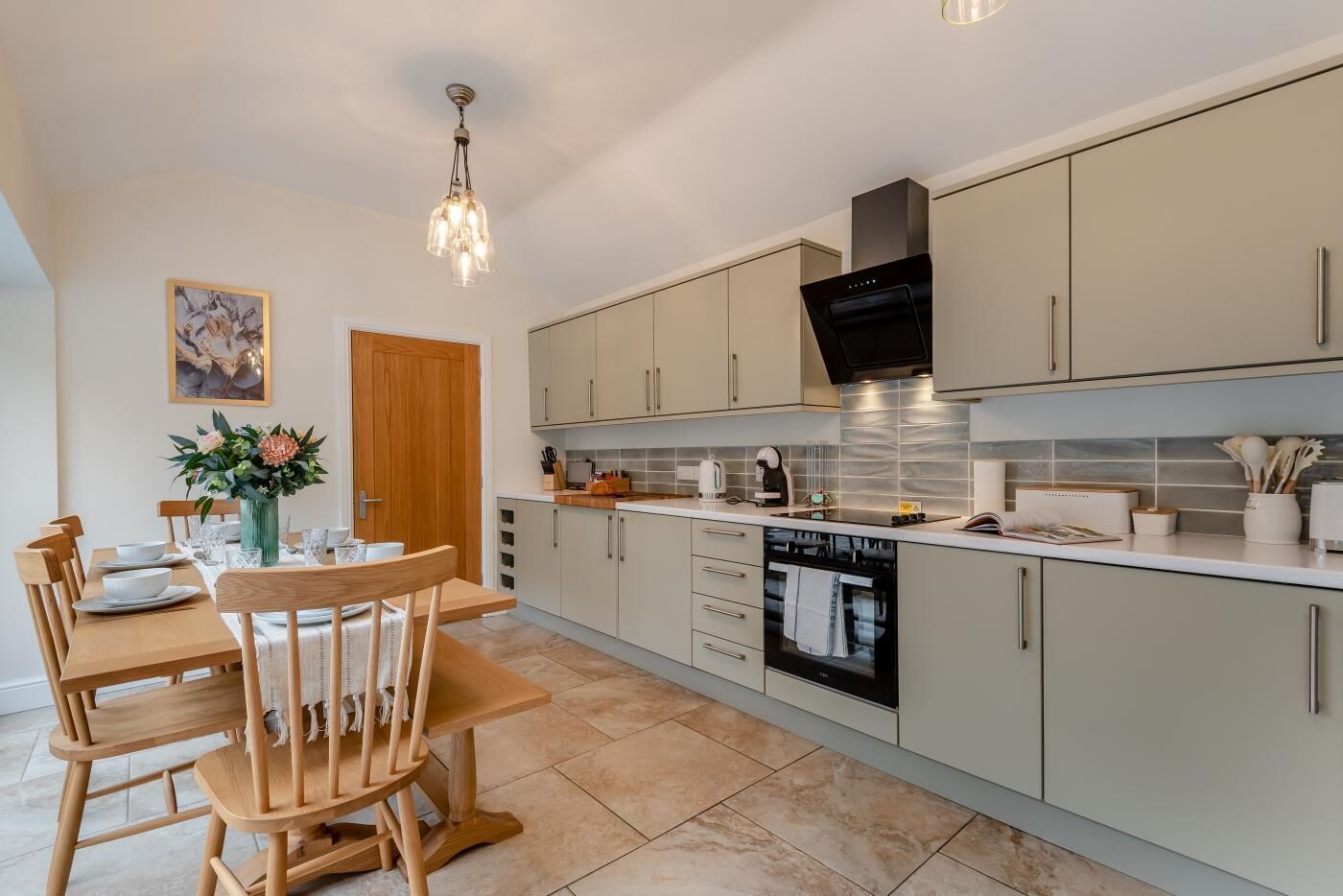 ميكروويف، فرن، غسالة أطباق، كرسي للأطفال