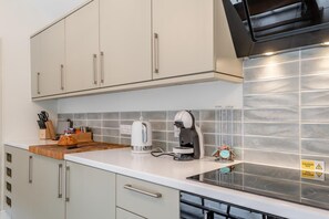 Microwave, oven, dishwasher, highchair - 3 Bed in Thimbleby (oc-b32849) (Thimbleby)