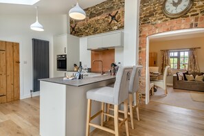 Microwave, oven, dishwasher, high chair - 2 Bed in Grimston (oc-1622) (Grimston)
