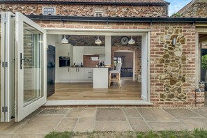 Microwave, oven, dishwasher, high chair - 2 Bed in Grimston (oc-1622) (Grimston)