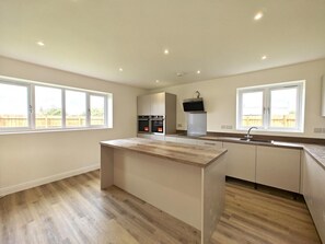 Microwave, oven, dishwasher, high chair - 3 Bed in Wisbech (oc-p32984) (Welney)