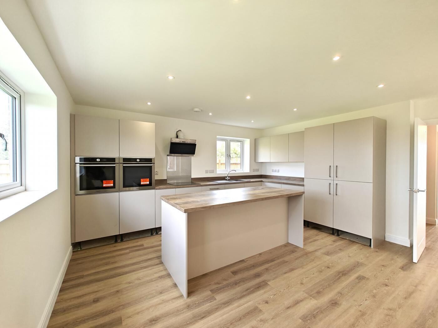 Micro-ondes, four, lave-vaisselle, chaise haute