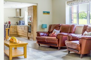 TV, fireplace - 5 Bed in Hanworth Common (oc-1650) (Hanworth)