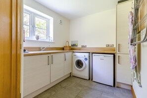 Interior - 5 Bed in Hanworth Common (oc-1650) (Hanworth)