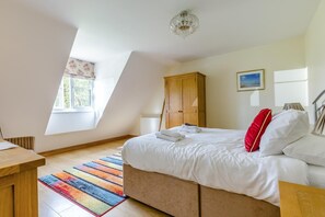 Iron/ironing board, travel cot, free WiFi, bed sheets - 5 Bed in Hanworth Common (oc-1650) (Hanworth)
