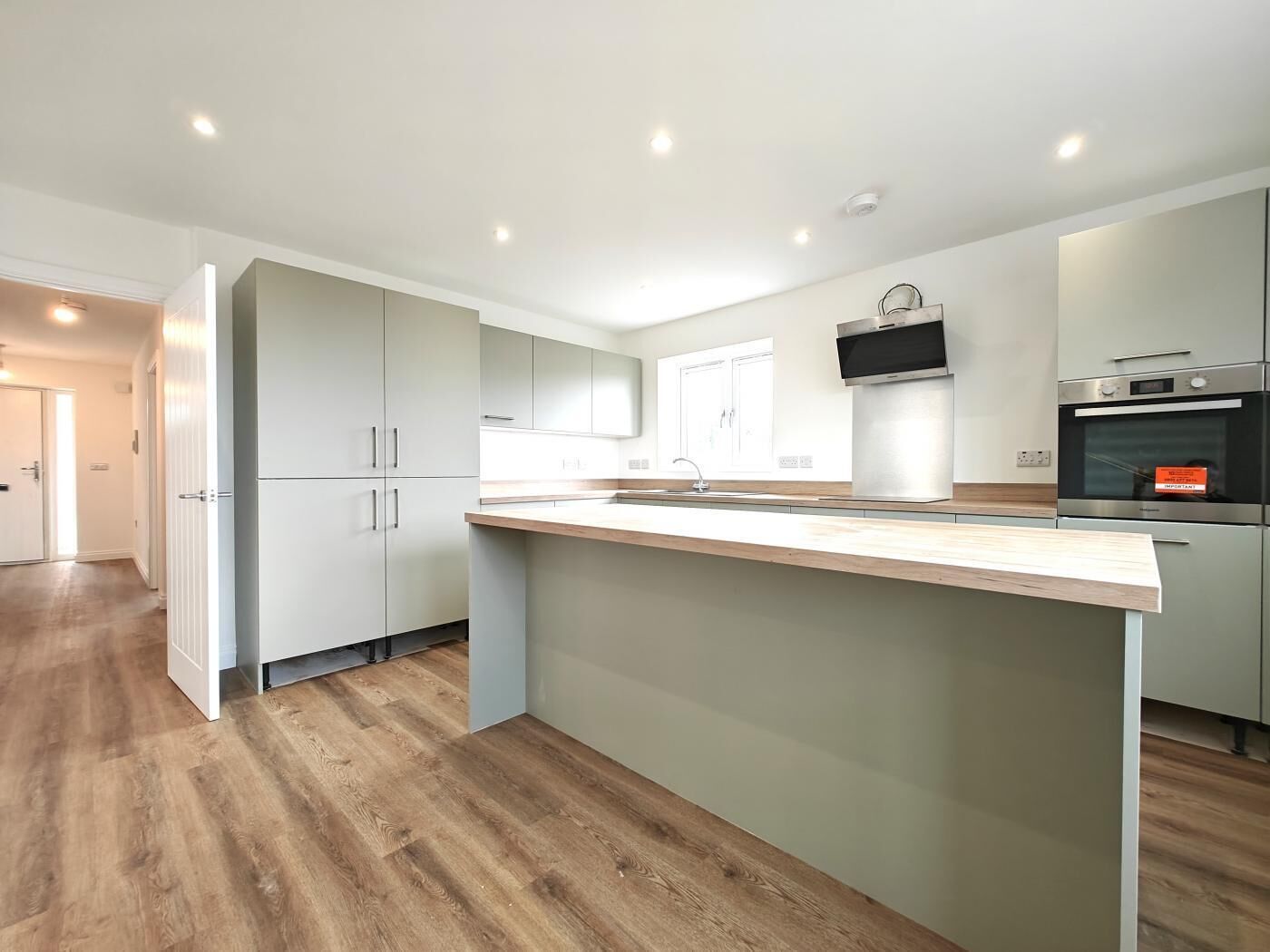 Micro-ondes, four, lave-vaisselle, chaise haute