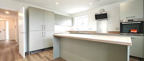 Micro-ondes, four, lave-vaisselle, chaise haute