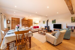 TV, fireplace - 3 Bed in Wadhurst (oc-tw665) (Wadhurst)