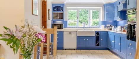 電子レンジ、オーブン、食器洗い機、ハイチェア