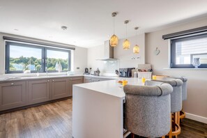 Microwave, oven, dishwasher, highchair - 5 Bed in Walmer (oc-do022) (Kingsdown)