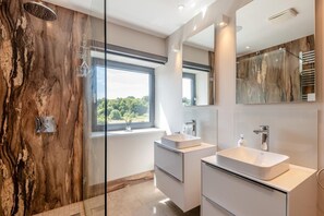 Towels - 5 Bed in Walmer (oc-do022) (Kingsdown)